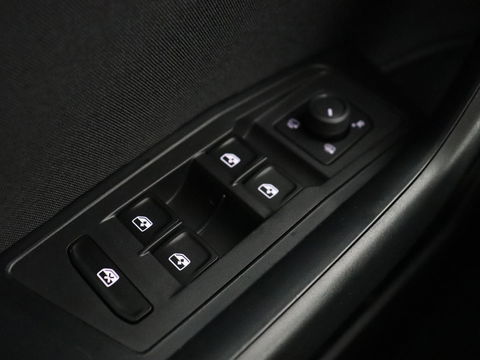 Volkswagen T-Roc 1.0 TSI Life | Stoelverwarming | Carplay | Adaptive cruise | Virtual Cockpit | Full LED | Park Assist | Airco | Bluetooth