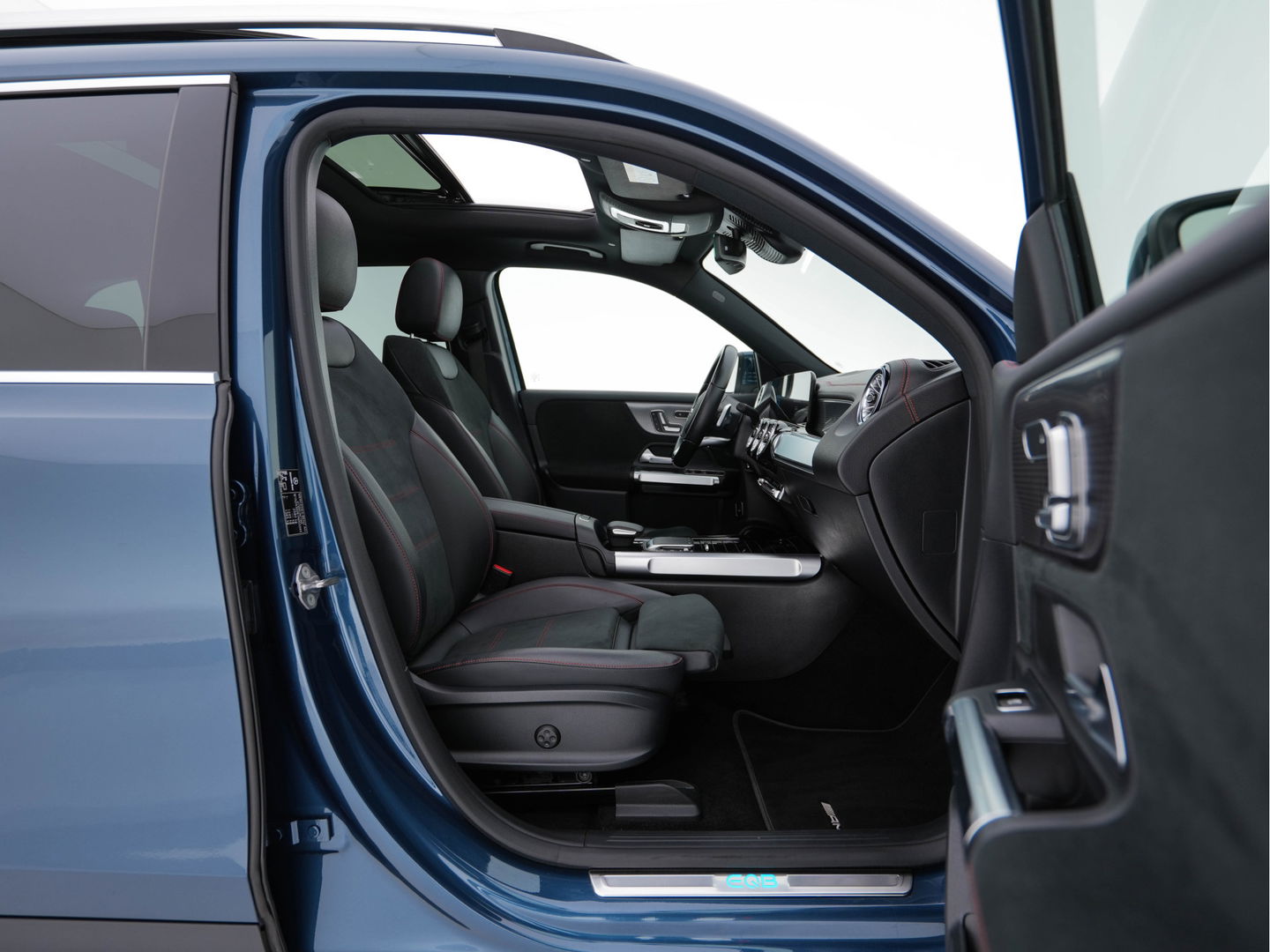 Mercedes-Benz EQB 300 4MATIC AMG-Line 67 kWh [ 3-Fase ] (INCL-BTW) *PANO | HEAD-UP | LEATHER-MICROFIBRE | MEMORY-PACK | WIDE-SCREEN-COCKPIT | FULL-LED | BLINDSPOT | AMBIENT-LIGHT | TOPVIEW | NAVI-FULLMAP | DAB+ | COMFORT/SEATS | ...