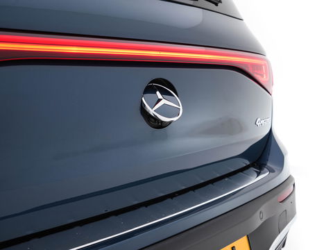 Mercedes-Benz EQB 300 4MATIC AMG-Line 67 kWh [ 3-Fase ] (INCL-BTW) *PANO | HEAD-UP | LEATHER-MICROFIBRE | MEMORY-PACK | WIDE-SCREEN-COCKPIT | FULL-LED | BLINDSPOT | AMBIENT-LIGHT | TOPVIEW | NAVI-FULLMAP | DAB+ | COMFORT/SEATS | ...