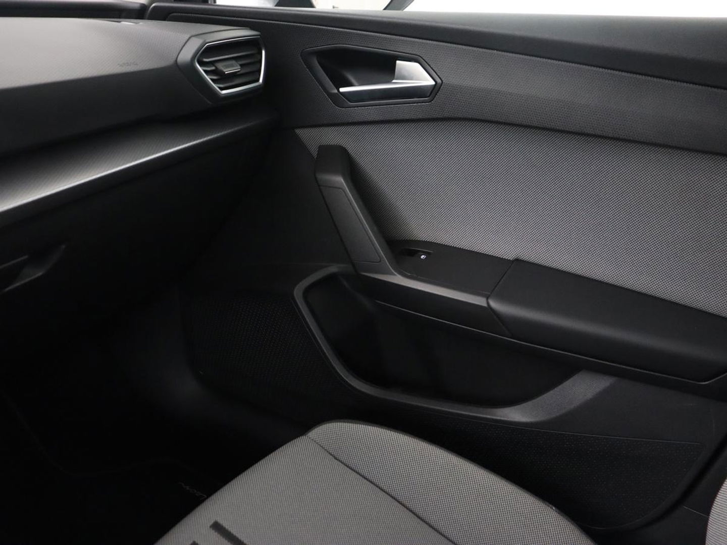 SEAT Leon 1.0 eTSI Style | Trekhaak | Camera | Carplay | Full LED | Navigatie | Cruise control | Parkeerhulp | Climate control | Bluetooth