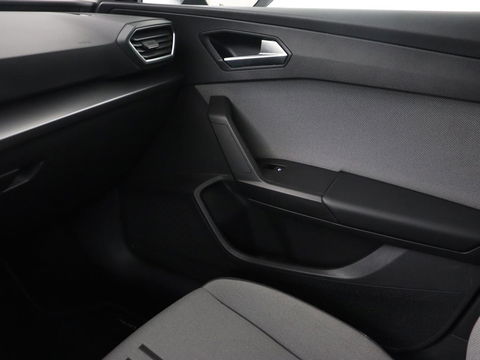 SEAT Leon 1.0 eTSI Style | Trekhaak | Camera | Carplay | Full LED | Navigatie | Cruise control | Parkeerhulp | Climate control | Bluetooth