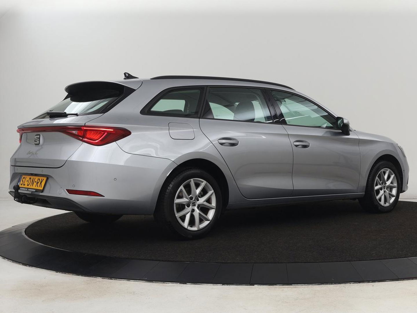 SEAT Leon 1.0 eTSI Style | Trekhaak | Camera | Carplay | Full LED | Navigatie | Cruise control | Parkeerhulp | Climate control | Bluetooth