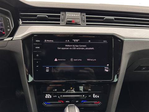 Volkswagen Passat 1.4 TSI PHEV GTE Business (INCL-BTW) Aut. *FULL-LED | DIGI-COCKPIT | ADAPTIVE-CRUISE | NAVI-FULLMAP | KEYLESS | DAB+ | COMFORT-SEATS | SHIFTPADDLES | PRIVACY-GLASS | PDC | CAMERA | CARPLAY | 17''ALU*