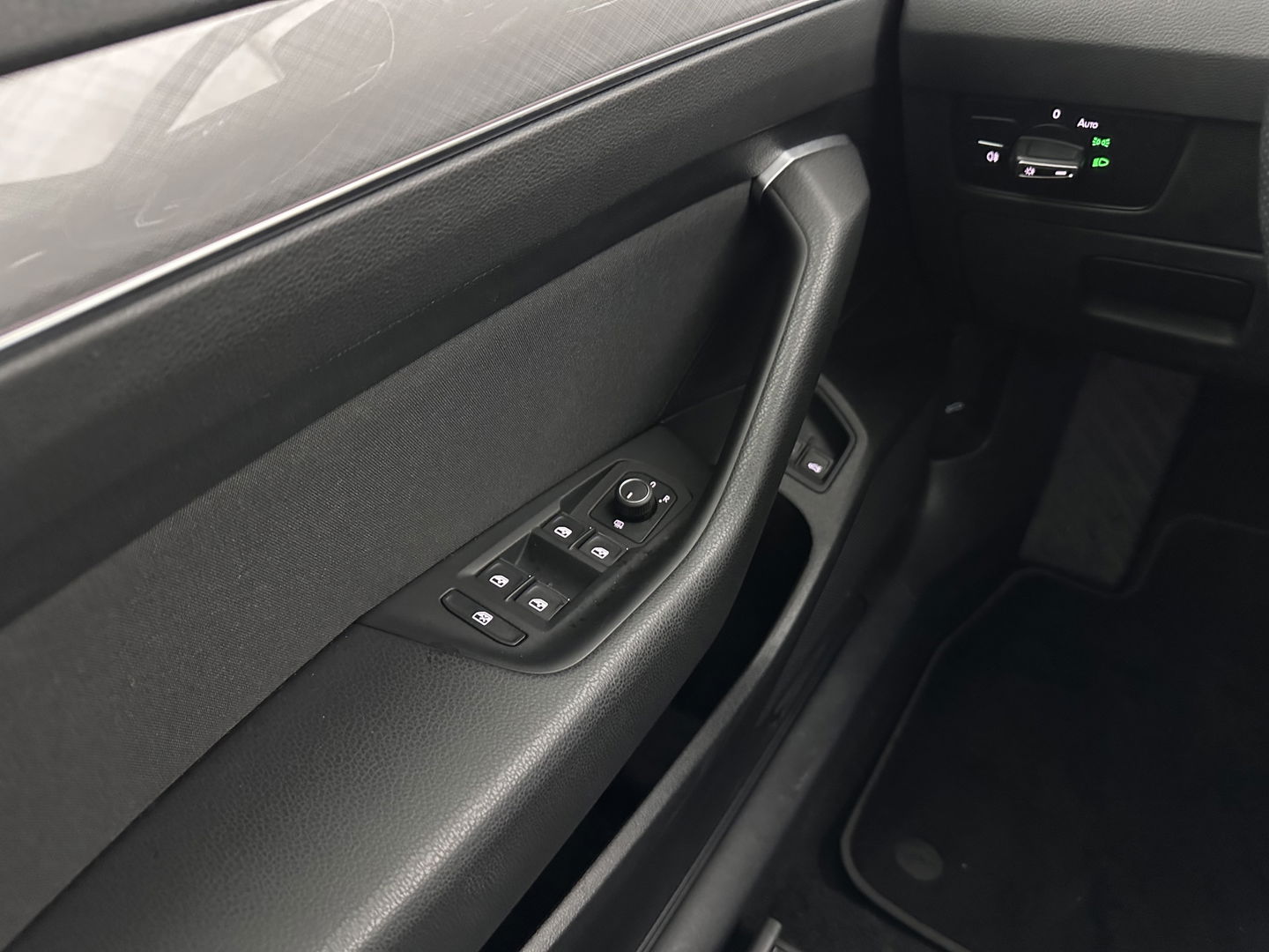 Volkswagen Passat 1.4 TSI PHEV GTE Business (INCL-BTW) Aut. *FULL-LED | DIGI-COCKPIT | ADAPTIVE-CRUISE | NAVI-FULLMAP | KEYLESS | DAB+ | COMFORT-SEATS | SHIFTPADDLES | PRIVACY-GLASS | PDC | CAMERA | CARPLAY | 17''ALU*