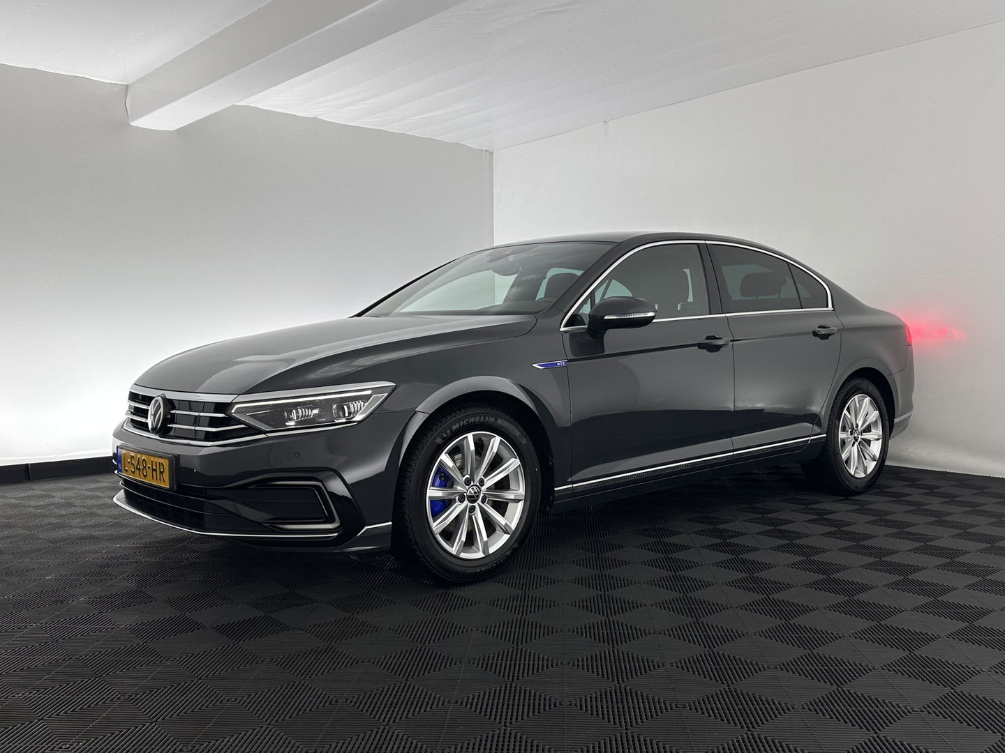 Volkswagen Passat 1.4 TSI PHEV GTE Business (INCL-BTW) Aut. *FULL-LED | DIGI-COCKPIT | ADAPTIVE-CRUISE | NAVI-FULLMAP | KEYLESS | DAB+ | COMFORT-SEATS | SHIFTPADDLES | PRIVACY-GLASS | PDC | CAMERA | CARPLAY | 17''ALU*