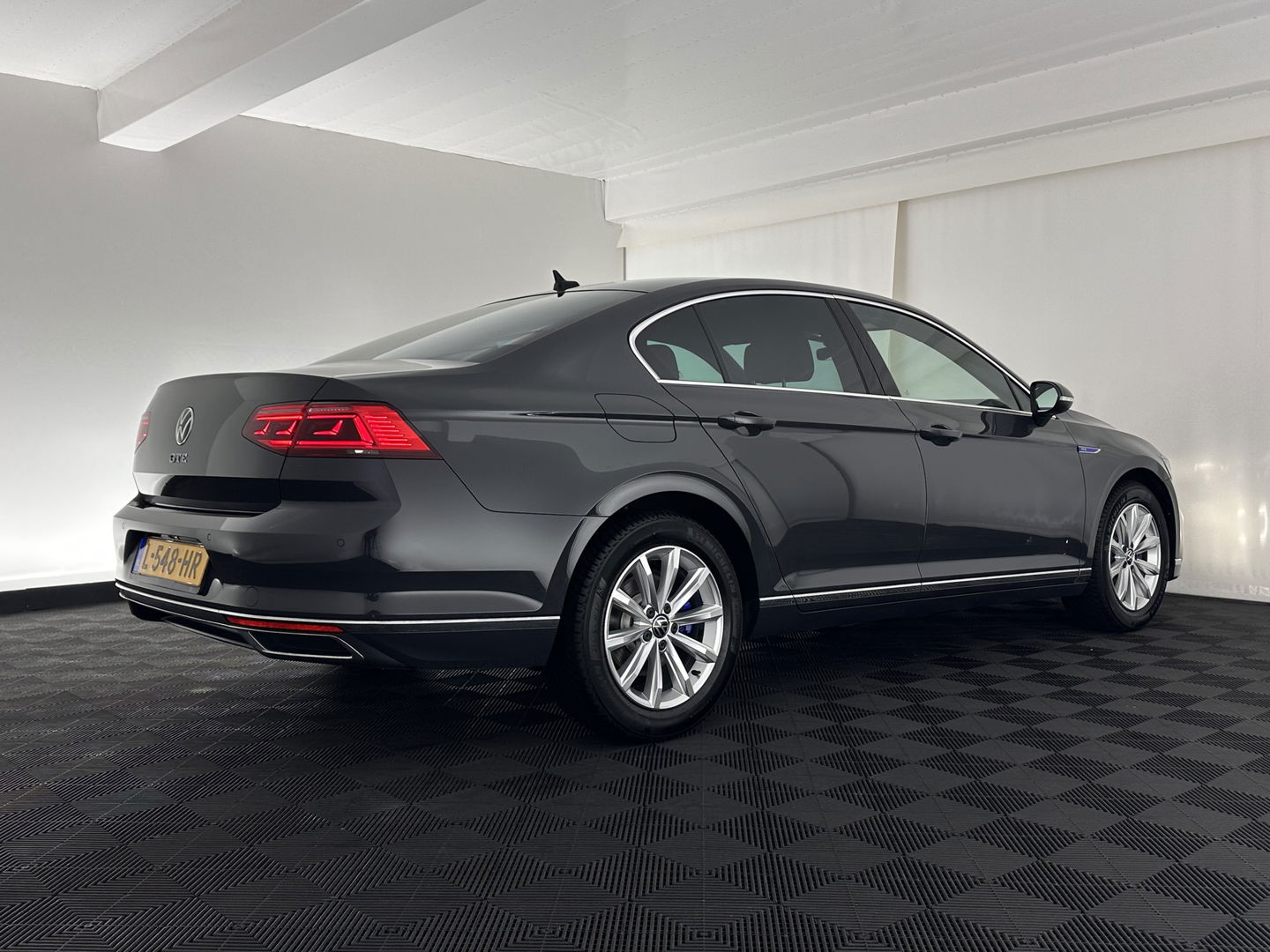 Volkswagen Passat 1.4 TSI PHEV GTE Business (INCL-BTW) Aut. *FULL-LED | DIGI-COCKPIT | ADAPTIVE-CRUISE | NAVI-FULLMAP | KEYLESS | DAB+ | COMFORT-SEATS | SHIFTPADDLES | PRIVACY-GLASS | PDC | CAMERA | CARPLAY | 17''ALU*