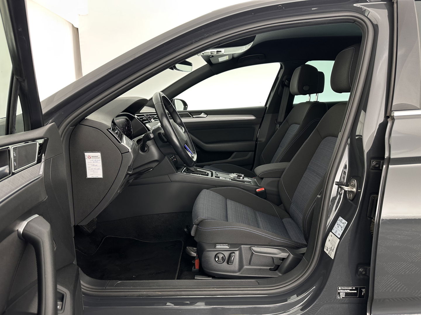 Volkswagen Passat 1.4 TSI PHEV GTE Business (INCL-BTW) Aut. *FULL-LED | DIGI-COCKPIT | ADAPTIVE-CRUISE | NAVI-FULLMAP | KEYLESS | DAB+ | COMFORT-SEATS | SHIFTPADDLES | PRIVACY-GLASS | PDC | CAMERA | CARPLAY | 17''ALU*