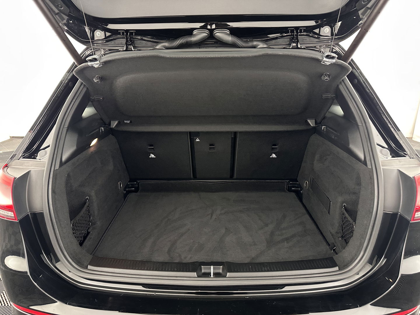 Mercedes-Benz B-Klasse 180 AMG-Line Business Solution (INCL-BTW) *LEATHER-MICROFIBRE | WIDESCREEN-COCKPIT | FULL-LED | BLINDSPOT | CAMERA | NAVI-FULLMAP | DAB+ | ECC | SHIFTPADDLES | CRUISE | HEATED-SPORTSEATS | TOWBAR | 18''ALU*