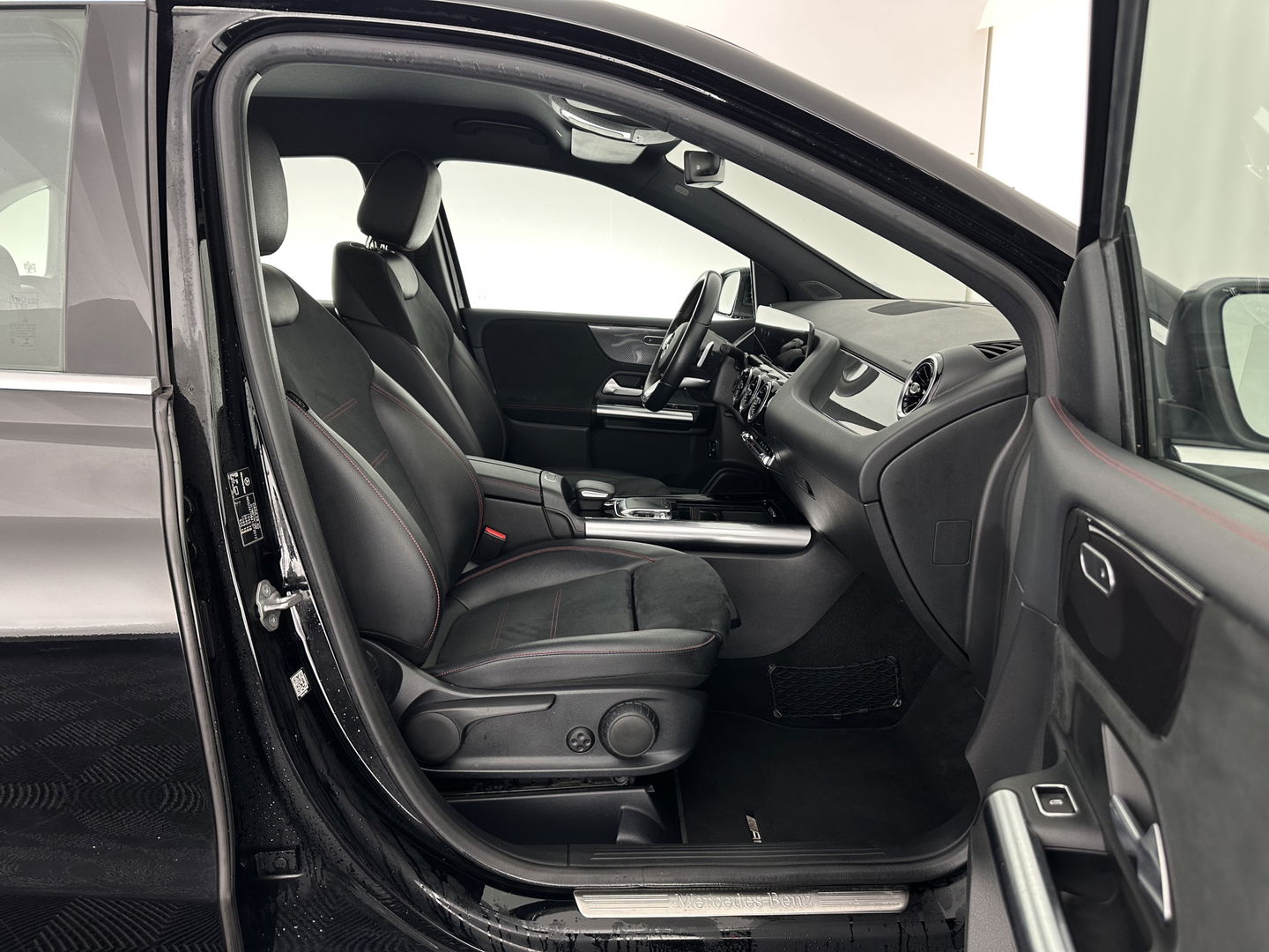 Mercedes-Benz B-Klasse 180 AMG-Line Business Solution (INCL-BTW) *LEATHER-MICROFIBRE | WIDESCREEN-COCKPIT | FULL-LED | BLINDSPOT | CAMERA | NAVI-FULLMAP | DAB+ | ECC | SHIFTPADDLES | CRUISE | HEATED-SPORTSEATS | TOWBAR | 18''ALU*