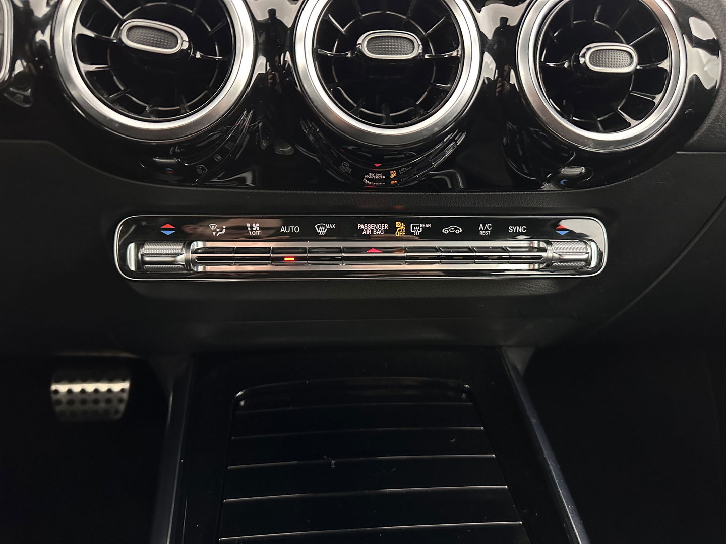 Mercedes-Benz B-Klasse 180 AMG-Line Business Solution (INCL-BTW) *LEATHER-MICROFIBRE | WIDESCREEN-COCKPIT | FULL-LED | BLINDSPOT | CAMERA | NAVI-FULLMAP | DAB+ | ECC | SHIFTPADDLES | CRUISE | HEATED-SPORTSEATS | TOWBAR | 18''ALU*