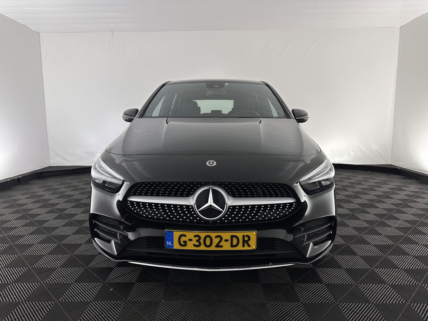 Mercedes-Benz B-Klasse 180 AMG-Line Business Solution (INCL-BTW) *LEATHER-MICROFIBRE | WIDESCREEN-COCKPIT | FULL-LED | BLINDSPOT | CAMERA | NAVI-FULLMAP | DAB+ | ECC | SHIFTPADDLES | CRUISE | HEATED-SPORTSEATS | TOWBAR | 18''ALU*