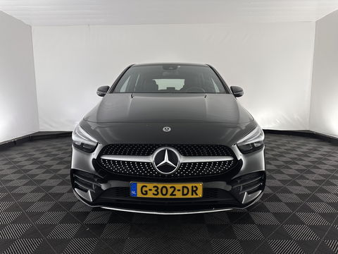 Mercedes-Benz B-Klasse 180 AMG-Line Business Solution (INCL-BTW) *LEATHER-MICROFIBRE | WIDESCREEN-COCKPIT | FULL-LED | BLINDSPOT | CAMERA | NAVI-FULLMAP | DAB+ | ECC | SHIFTPADDLES | CRUISE | HEATED-SPORTSEATS | TOWBAR | 18''ALU*