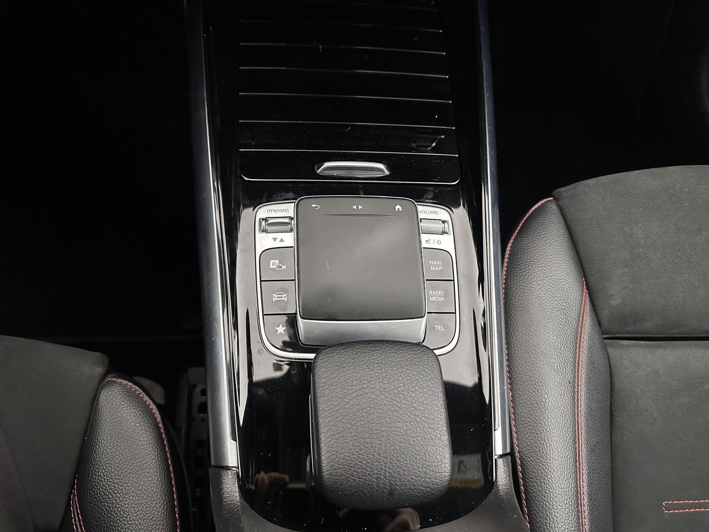 Mercedes-Benz B-Klasse 180 AMG-Line Business Solution (INCL-BTW) *LEATHER-MICROFIBRE | WIDESCREEN-COCKPIT | FULL-LED | BLINDSPOT | CAMERA | NAVI-FULLMAP | DAB+ | ECC | SHIFTPADDLES | CRUISE | HEATED-SPORTSEATS | TOWBAR | 18''ALU*