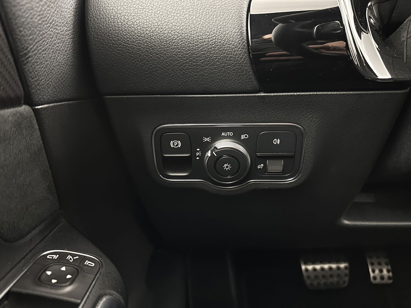 Mercedes-Benz B-Klasse 180 AMG-Line Business Solution (INCL-BTW) *LEATHER-MICROFIBRE | WIDESCREEN-COCKPIT | FULL-LED | BLINDSPOT | CAMERA | NAVI-FULLMAP | DAB+ | ECC | SHIFTPADDLES | CRUISE | HEATED-SPORTSEATS | TOWBAR | 18''ALU*