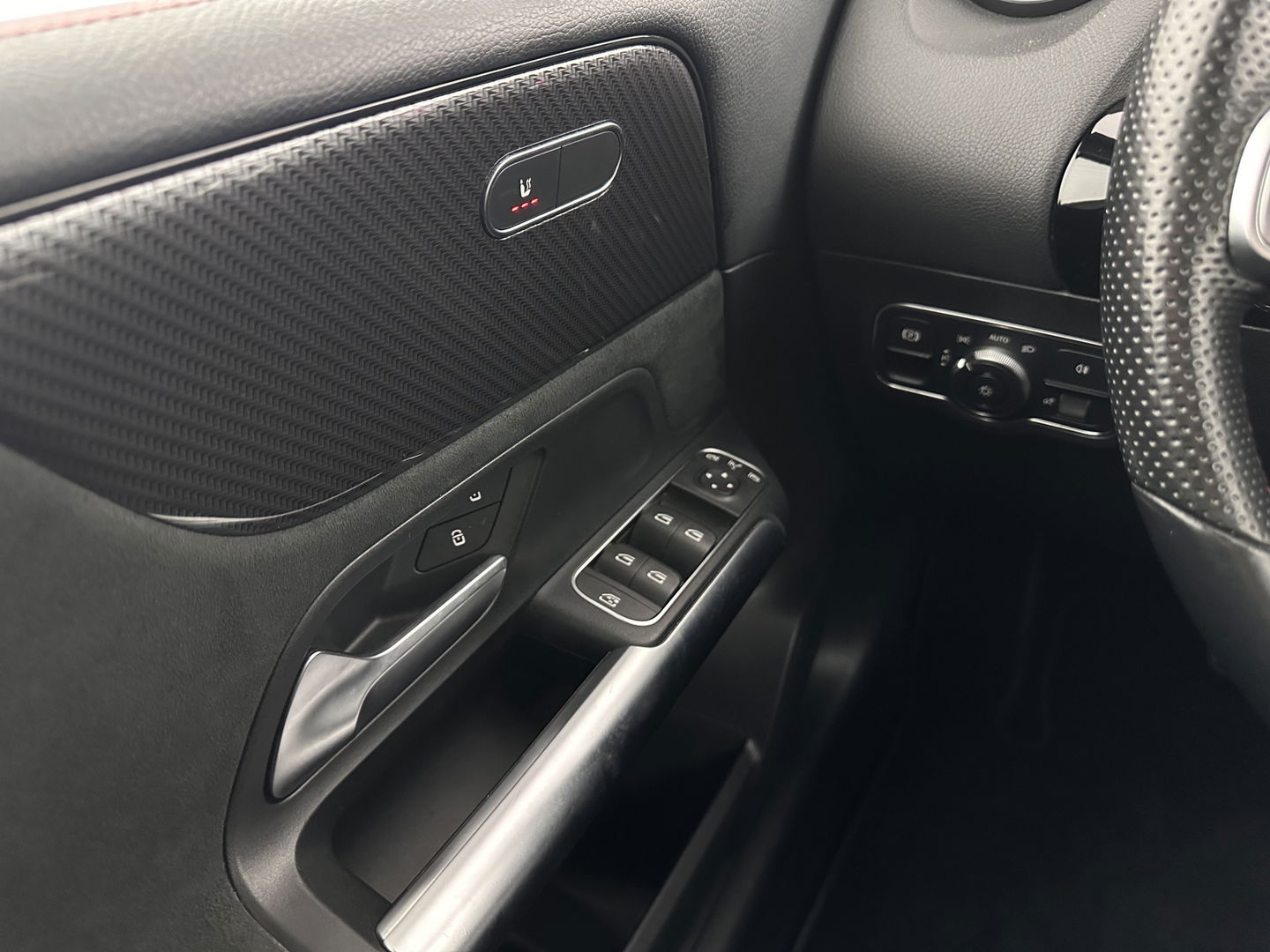 Mercedes-Benz B-Klasse 180 AMG-Line Business Solution (INCL-BTW) *LEATHER-MICROFIBRE | WIDESCREEN-COCKPIT | FULL-LED | BLINDSPOT | CAMERA | NAVI-FULLMAP | DAB+ | ECC | SHIFTPADDLES | CRUISE | HEATED-SPORTSEATS | TOWBAR | 18''ALU*