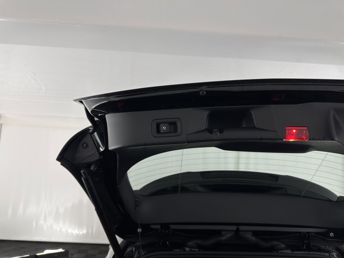 Mercedes-Benz B-Klasse 180 AMG-Line Business Solution (INCL-BTW) *LEATHER-MICROFIBRE | WIDESCREEN-COCKPIT | FULL-LED | BLINDSPOT | CAMERA | NAVI-FULLMAP | DAB+ | ECC | SHIFTPADDLES | CRUISE | HEATED-SPORTSEATS | TOWBAR | 18''ALU*