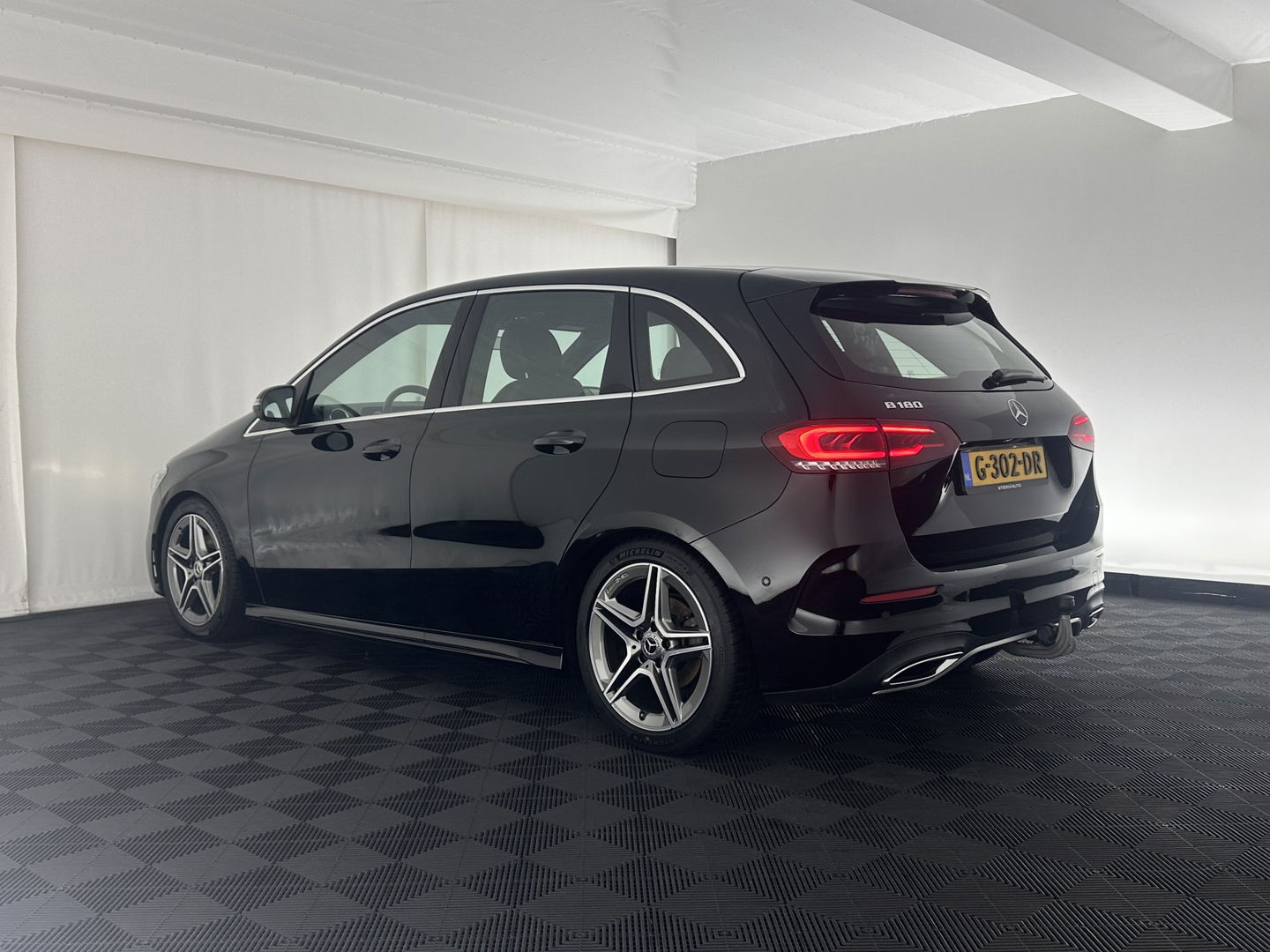 Mercedes-Benz B-Klasse 180 AMG-Line Business Solution (INCL-BTW) *LEATHER-MICROFIBRE | WIDESCREEN-COCKPIT | FULL-LED | BLINDSPOT | CAMERA | NAVI-FULLMAP | DAB+ | ECC | SHIFTPADDLES | CRUISE | HEATED-SPORTSEATS | TOWBAR | 18''ALU*