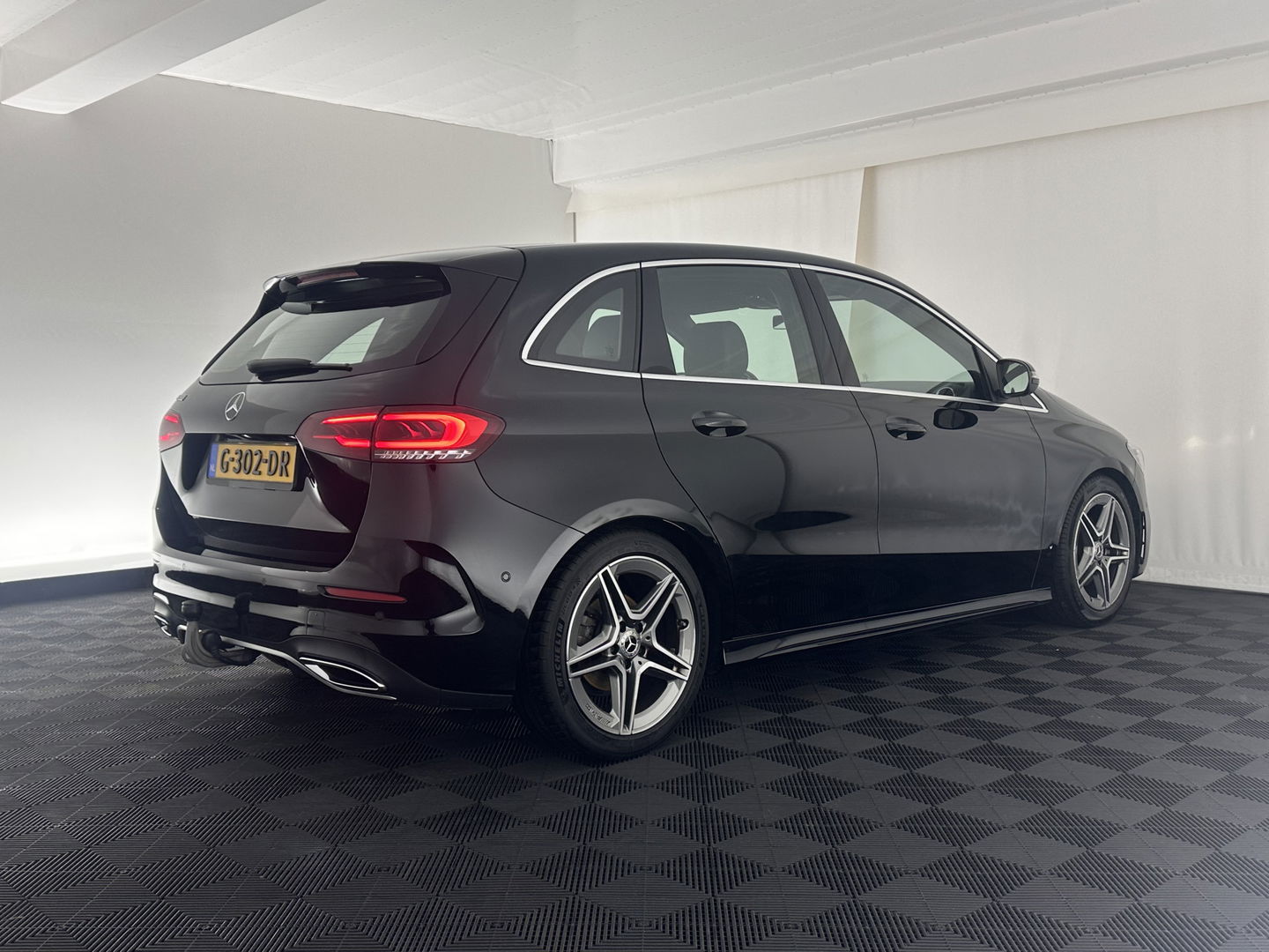 Mercedes-Benz B-Klasse 180 AMG-Line Business Solution (INCL-BTW) *LEATHER-MICROFIBRE | WIDESCREEN-COCKPIT | FULL-LED | BLINDSPOT | CAMERA | NAVI-FULLMAP | DAB+ | ECC | SHIFTPADDLES | CRUISE | HEATED-SPORTSEATS | TOWBAR | 18''ALU*