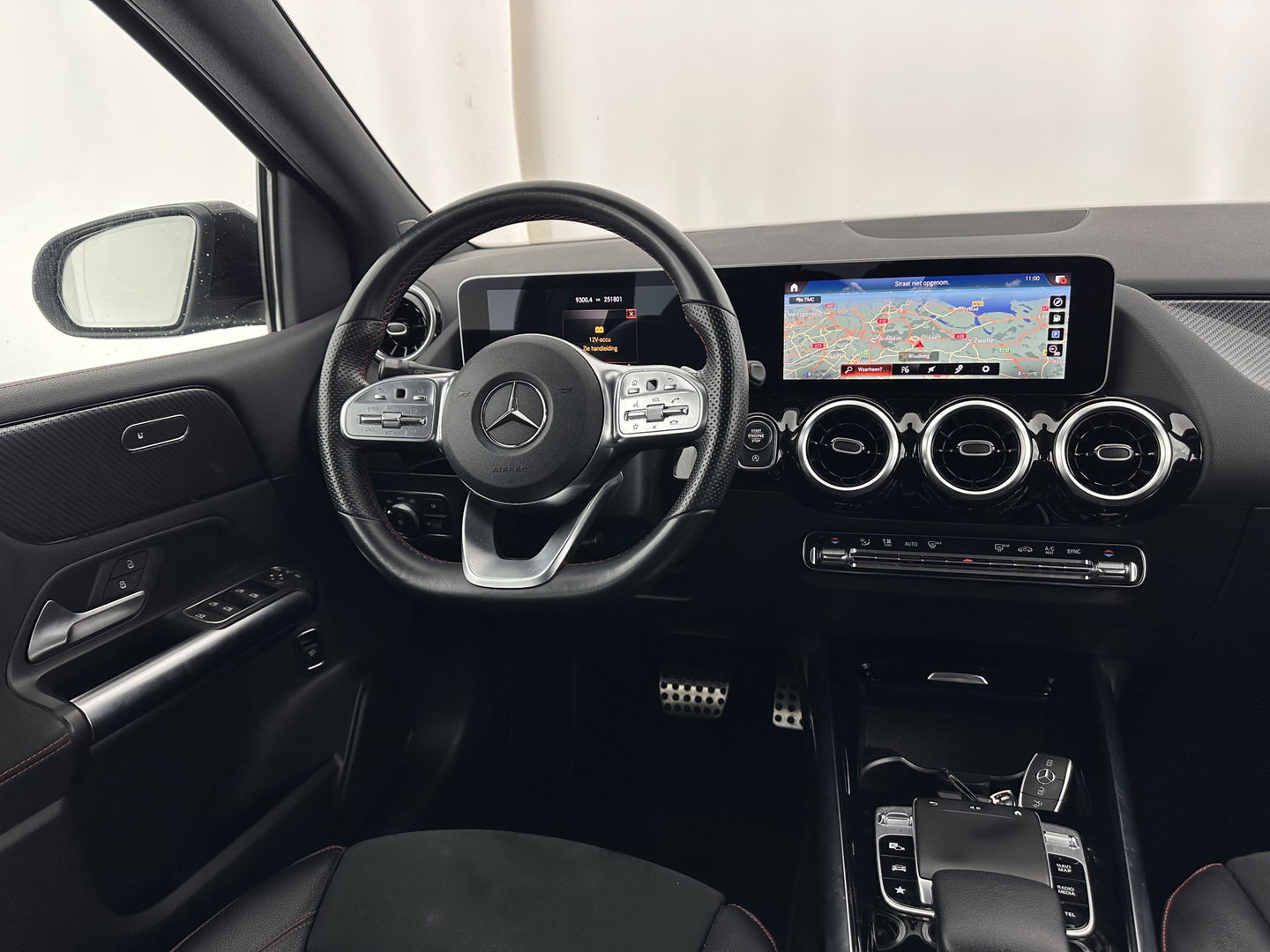 Mercedes-Benz B-Klasse 180 AMG-Line Business Solution (INCL-BTW) *LEATHER-MICROFIBRE | WIDESCREEN-COCKPIT | FULL-LED | BLINDSPOT | CAMERA | NAVI-FULLMAP | DAB+ | ECC | SHIFTPADDLES | CRUISE | HEATED-SPORTSEATS | TOWBAR | 18''ALU*