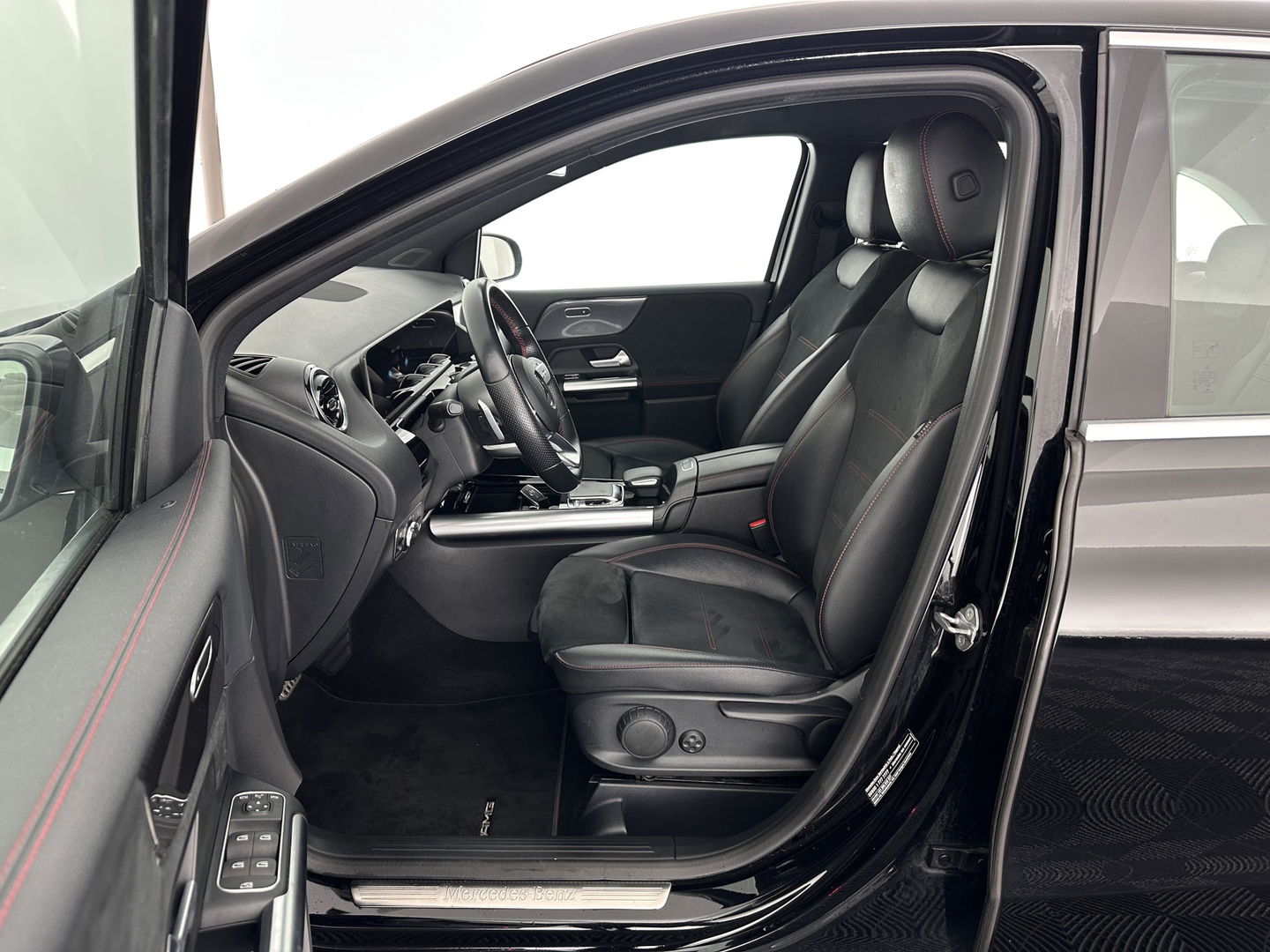 Mercedes-Benz B-Klasse 180 AMG-Line Business Solution (INCL-BTW) *LEATHER-MICROFIBRE | WIDESCREEN-COCKPIT | FULL-LED | BLINDSPOT | CAMERA | NAVI-FULLMAP | DAB+ | ECC | SHIFTPADDLES | CRUISE | HEATED-SPORTSEATS | TOWBAR | 18''ALU*