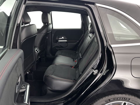 Mercedes-Benz B-Klasse 180 AMG-Line Business Solution (INCL-BTW) *LEATHER-MICROFIBRE | WIDESCREEN-COCKPIT | FULL-LED | BLINDSPOT | CAMERA | NAVI-FULLMAP | DAB+ | ECC | SHIFTPADDLES | CRUISE | HEATED-SPORTSEATS | TOWBAR | 18''ALU*