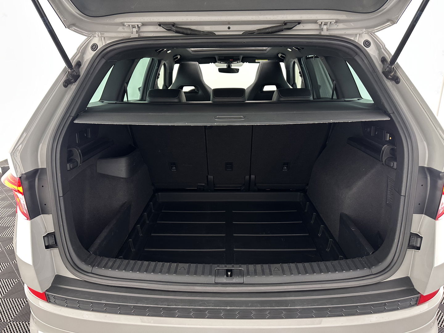 Škoda Kodiaq 1.5 TSI Sportline Business (INCL-BTW) Aut. *PANO | LEATHER-MICROFIBRE | FULL-LED | MEMORY-PACK | DIGI-COCKPIT | NAVI-FULLMAP | CAMERA | DAB+ | AMBIENT-LIGHT | KEYLESS | DAB+ | CARPLAY | PRIVACY-GLASS | 20"ALU*