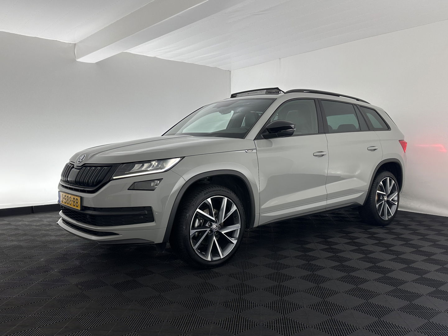 Škoda Kodiaq 1.5 TSI Sportline Business (INCL-BTW) Aut. *PANO | LEATHER-MICROFIBRE | FULL-LED | MEMORY-PACK | DIGI-COCKPIT | NAVI-FULLMAP | CAMERA | DAB+ | AMBIENT-LIGHT | KEYLESS | DAB+ | CARPLAY | PRIVACY-GLASS | 20"ALU*