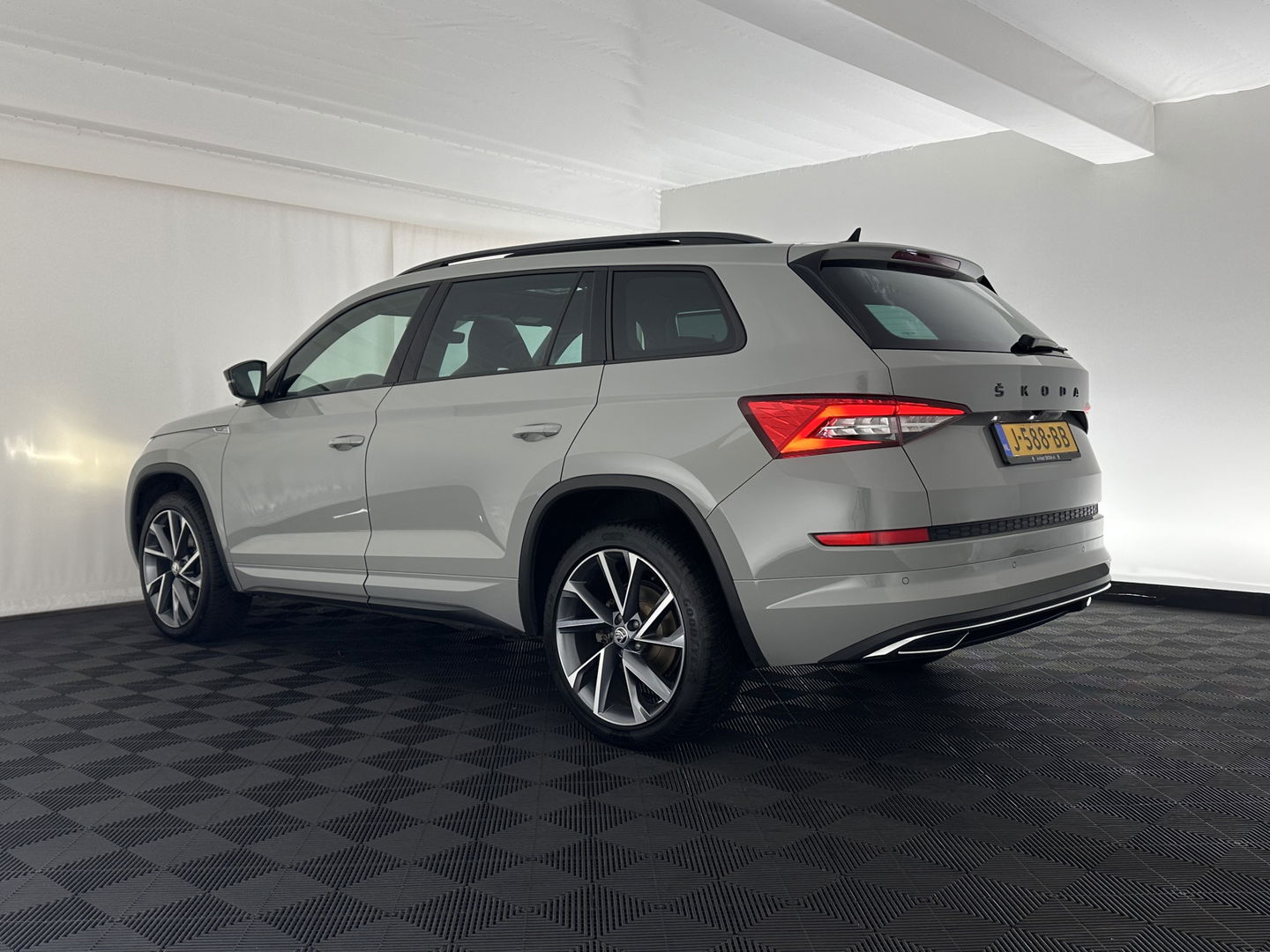 Škoda Kodiaq 1.5 TSI Sportline Business (INCL-BTW) Aut. *PANO | LEATHER-MICROFIBRE | FULL-LED | MEMORY-PACK | DIGI-COCKPIT | NAVI-FULLMAP | CAMERA | DAB+ | AMBIENT-LIGHT | KEYLESS | DAB+ | CARPLAY | PRIVACY-GLASS | 20"ALU*