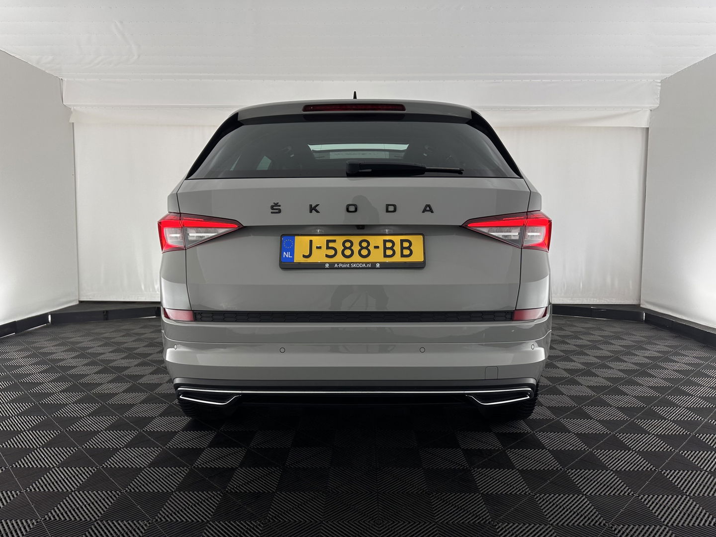 Škoda Kodiaq 1.5 TSI Sportline Business (INCL-BTW) Aut. *PANO | LEATHER-MICROFIBRE | FULL-LED | MEMORY-PACK | DIGI-COCKPIT | NAVI-FULLMAP | CAMERA | DAB+ | AMBIENT-LIGHT | KEYLESS | DAB+ | CARPLAY | PRIVACY-GLASS | 20"ALU*