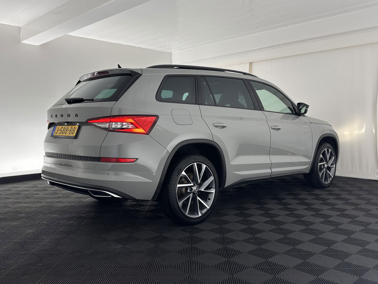 Škoda Kodiaq 1.5 TSI Sportline Business (INCL-BTW) Aut. *PANO | LEATHER-MICROFIBRE | FULL-LED | MEMORY-PACK | DIGI-COCKPIT | NAVI-FULLMAP | CAMERA | DAB+ | AMBIENT-LIGHT | KEYLESS | DAB+ | CARPLAY | PRIVACY-GLASS | 20"ALU*