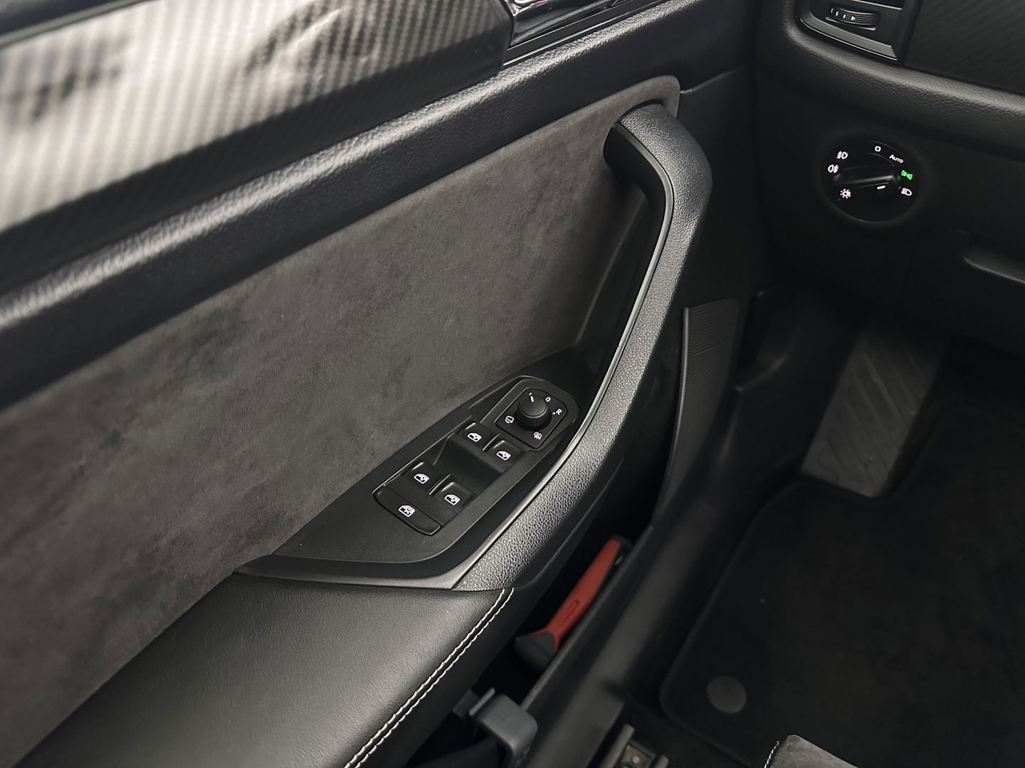 Škoda Kodiaq 1.5 TSI Sportline Business (INCL-BTW) Aut. *PANO | LEATHER-MICROFIBRE | FULL-LED | MEMORY-PACK | DIGI-COCKPIT | NAVI-FULLMAP | CAMERA | DAB+ | AMBIENT-LIGHT | KEYLESS | DAB+ | CARPLAY | PRIVACY-GLASS | 20"ALU*