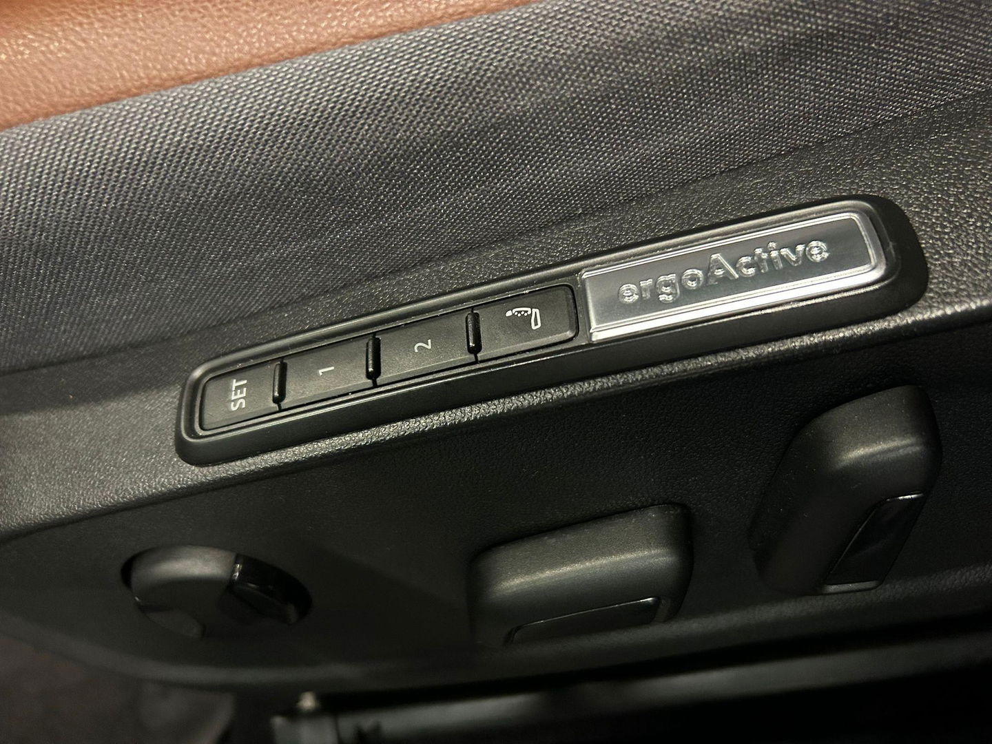 Volkswagen ID.4 First Max 77 kWh / SOH 92% / Panoramadak / Matrix LED IQ.Light / Elektr. verstelbare voorstoelen + memory / HUD Augmented Reality / Rondomzichtcamera / Apple Carplay - Android Auto / Stoelverwarming / 21'' LMV / Keyless / Achteruitrijcamera / Navigatie / 