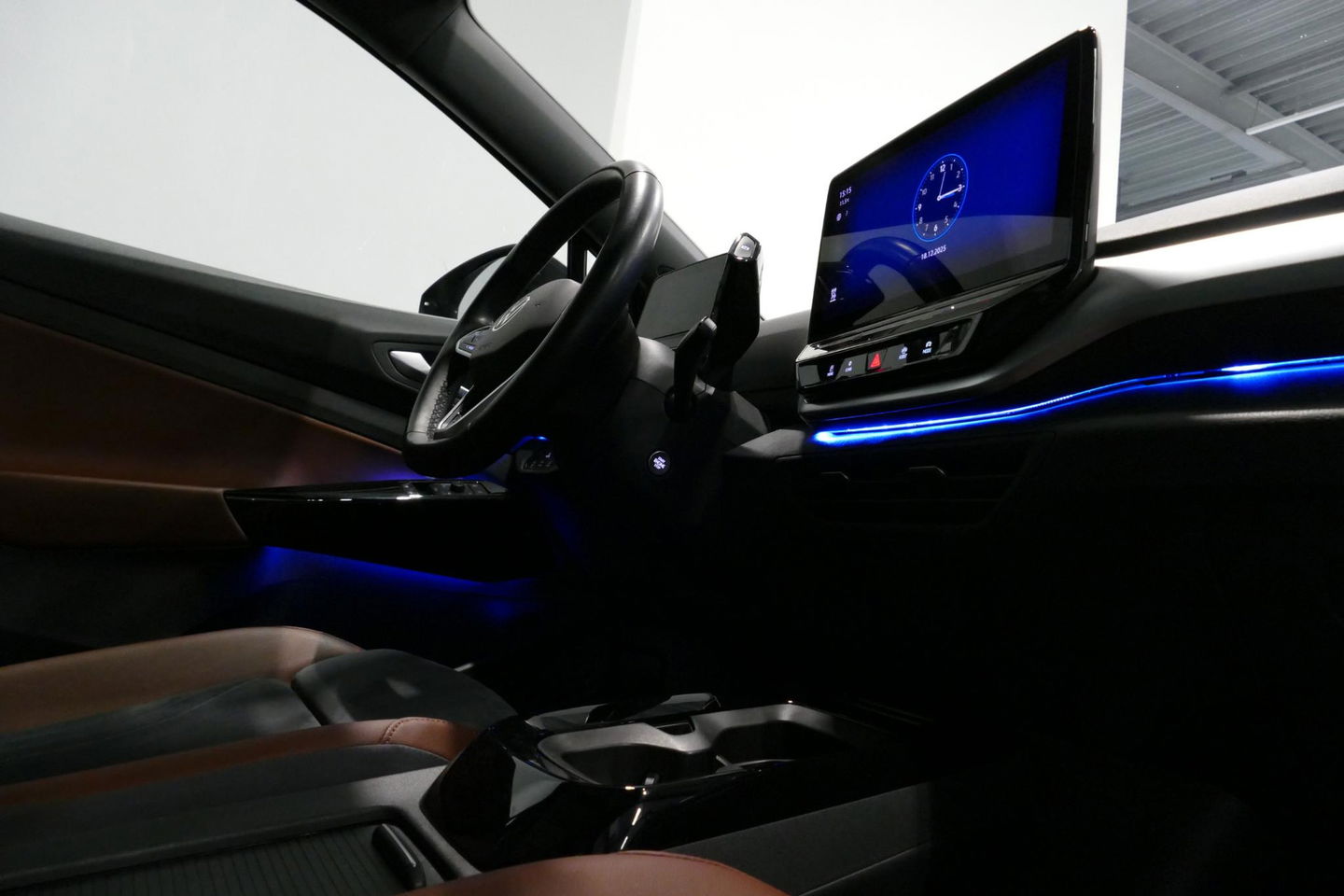 Volkswagen ID.4 First Max 77 kWh / SOH 92% / Panoramadak / Matrix LED IQ.Light / Elektr. verstelbare voorstoelen + memory / HUD Augmented Reality / Rondomzichtcamera / Apple Carplay - Android Auto / Stoelverwarming / 21'' LMV / Keyless / Achteruitrijcamera / Navigatie / 