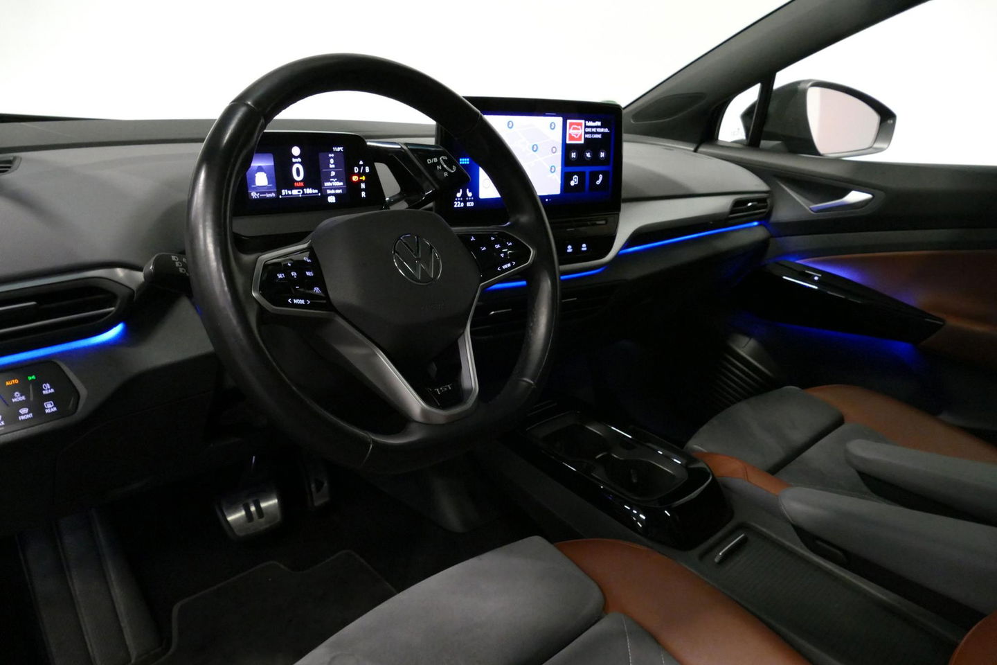 Volkswagen ID.4 First Max 77 kWh / SOH 92% / Panoramadak / Matrix LED IQ.Light / Elektr. verstelbare voorstoelen + memory / HUD Augmented Reality / Rondomzichtcamera / Apple Carplay - Android Auto / Stoelverwarming / 21'' LMV / Keyless / Achteruitrijcamera / Navigatie / 