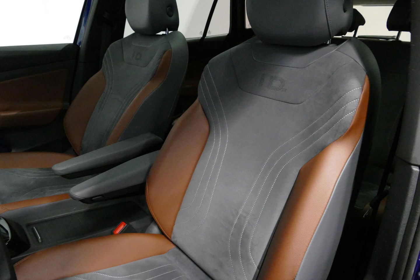 Volkswagen ID.4 First Max 77 kWh / SOH 92% / Panoramadak / Matrix LED IQ.Light / Elektr. verstelbare voorstoelen + memory / HUD Augmented Reality / Rondomzichtcamera / Apple Carplay - Android Auto / Stoelverwarming / 21'' LMV / Keyless / Achteruitrijcamera / Navigatie / 