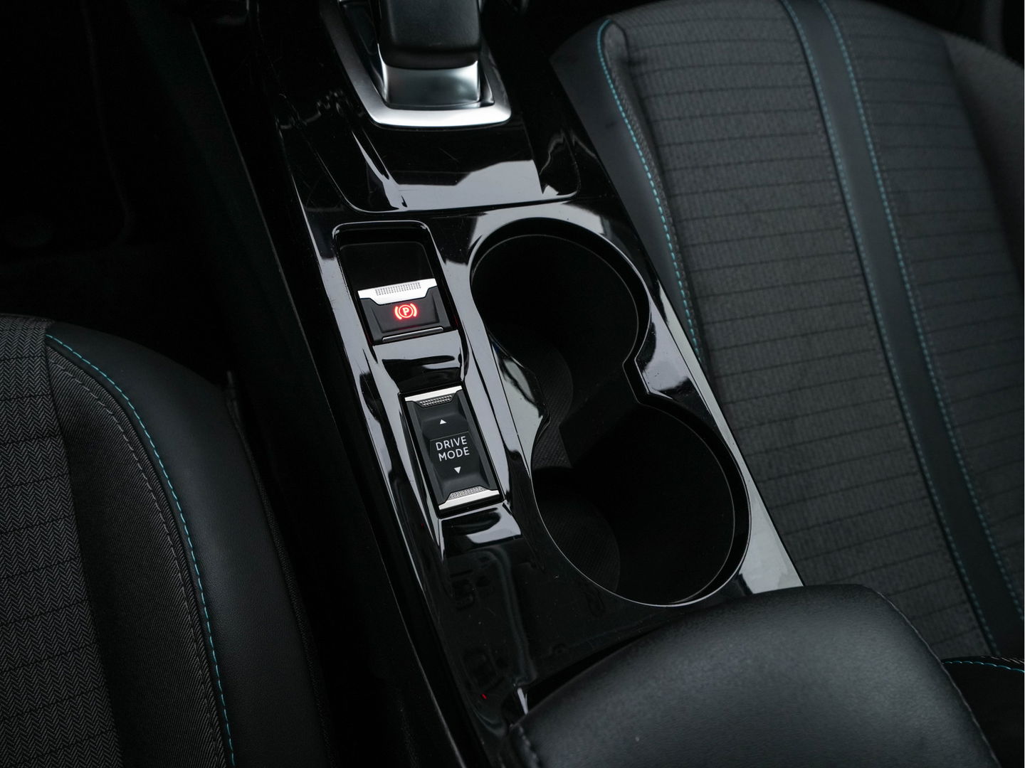 Peugeot e-208 EV Allure 50 kWh {SOH-91%} Aut *FULL-LED | DIGI-COCKPIT | BLINDSPOT | CAMERA | NAVI-FULLMAP | LANE-ASSIST | KEYLESS | DAB | CCS-FASTLOADER | TOP-VIEW | AMBIENT-LIGHT | PRIVACY-GLASS | 17"ALU*