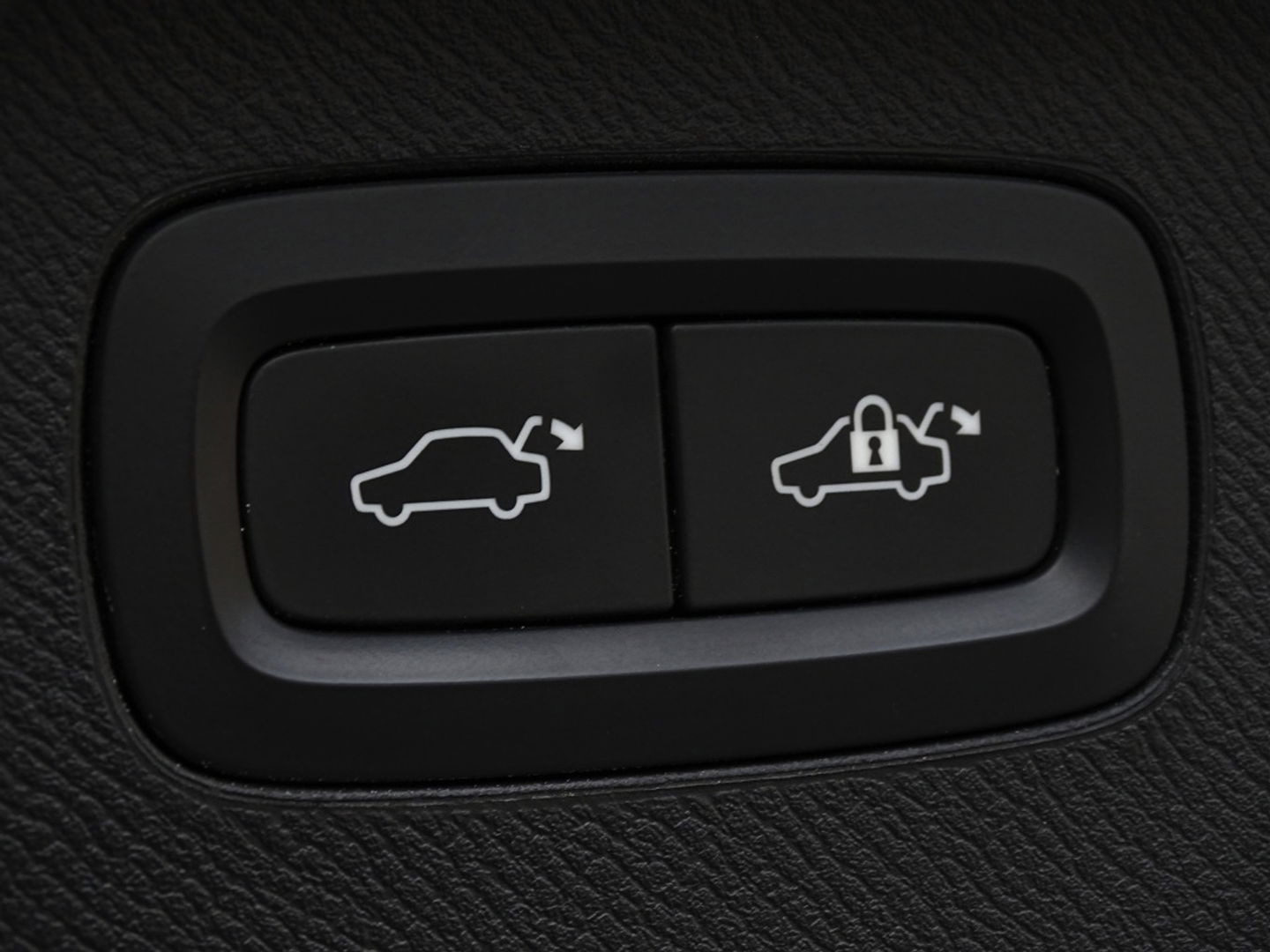 Volvo XC90 T8 390PK / AWD / R-Design / 7-zitter / LED