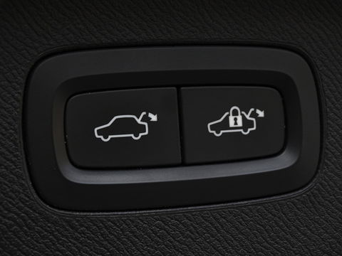 Volvo XC90 T8 390PK / AWD / R-Design / 7-zitter / LED