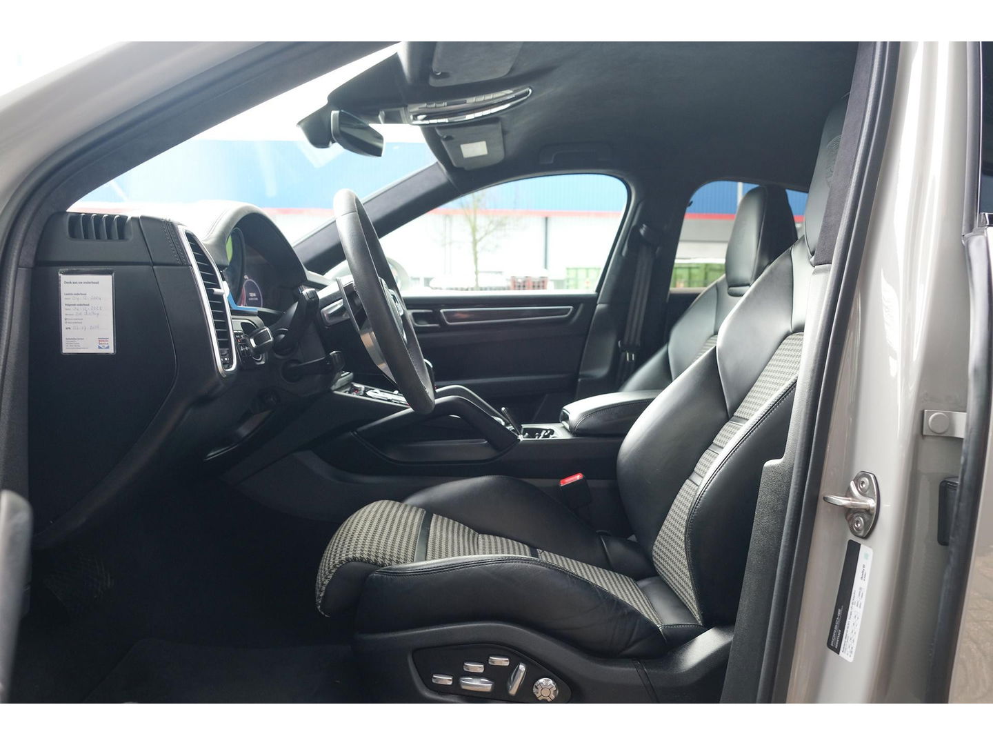 Porsche Cayenne Coupé 3.0 E-Hybrid 462PK Krijtgrijs SportDesign Luchtvering Lightweight Package Carbon Dak 4-wielsturing NLauto