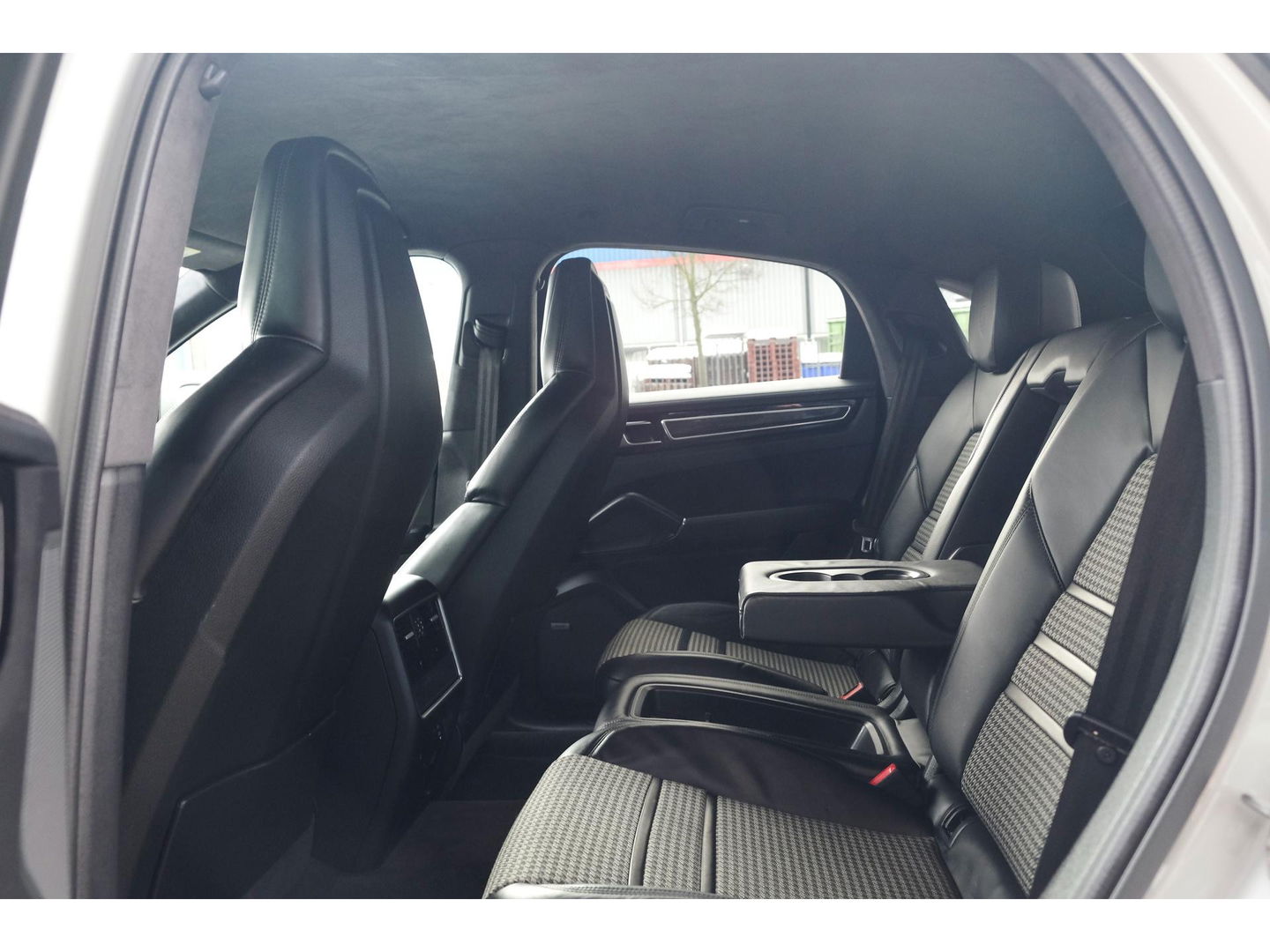 Porsche Cayenne Coupé 3.0 E-Hybrid 462PK Krijtgrijs SportDesign Luchtvering Lightweight Package Carbon Dak 4-wielsturing NLauto