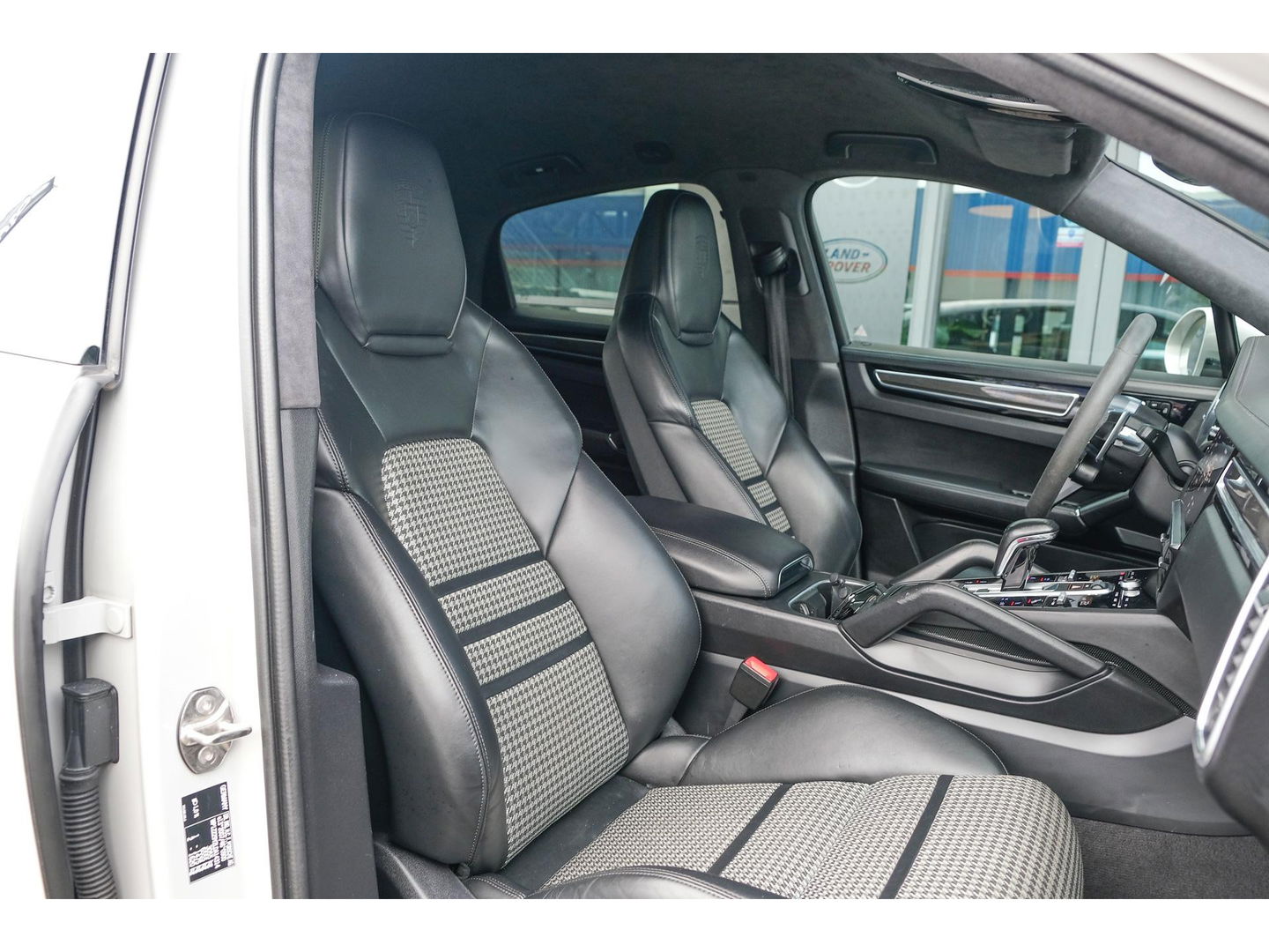 Porsche Cayenne Coupé 3.0 E-Hybrid 462PK Krijtgrijs SportDesign Luchtvering Lightweight Package Carbon Dak 4-wielsturing NLauto