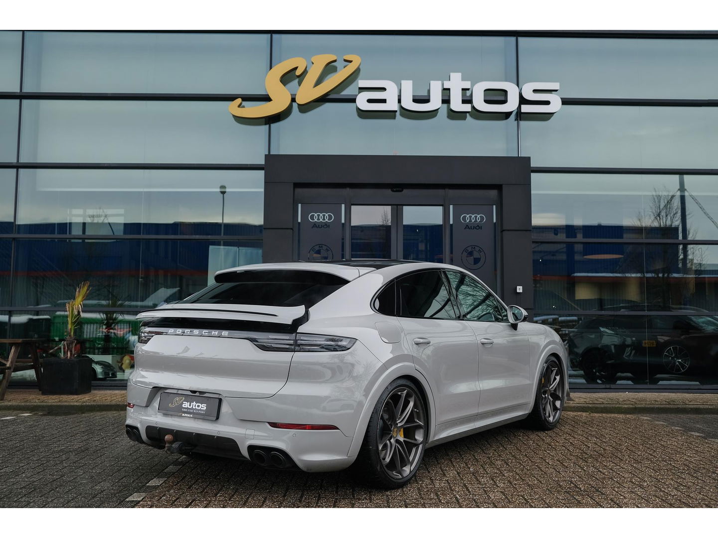 Porsche Cayenne Coupé 3.0 E-Hybrid 462PK Krijtgrijs SportDesign Luchtvering Lightweight Package Carbon Dak 4-wielsturing NLauto