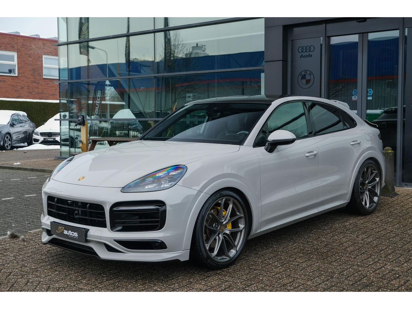 Porsche Cayenne Coupé 3.0 E-Hybrid 462PK Krijtgrijs SportDesign Luchtvering Lightweight Package Carbon Dak 4-wielsturing NLauto
