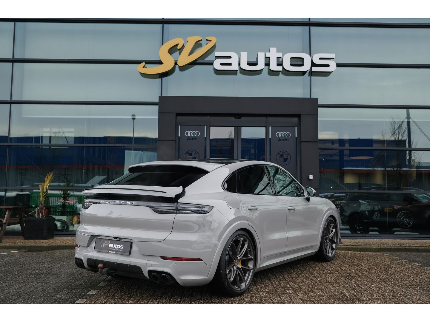 Porsche Cayenne Coupé 3.0 E-Hybrid 462PK Krijtgrijs SportDesign Luchtvering Lightweight Package Carbon Dak 4-wielsturing NLauto
