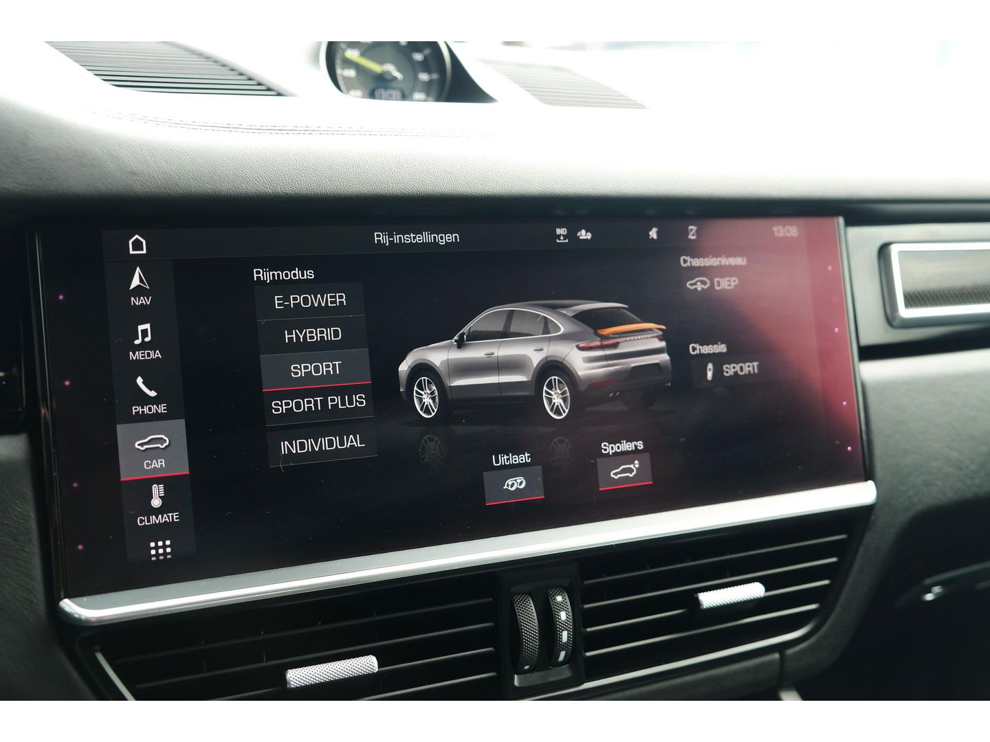 Porsche Cayenne Coupé 3.0 E-Hybrid 462PK Krijtgrijs SportDesign Luchtvering Lightweight Package Carbon Dak 4-wielsturing NLauto