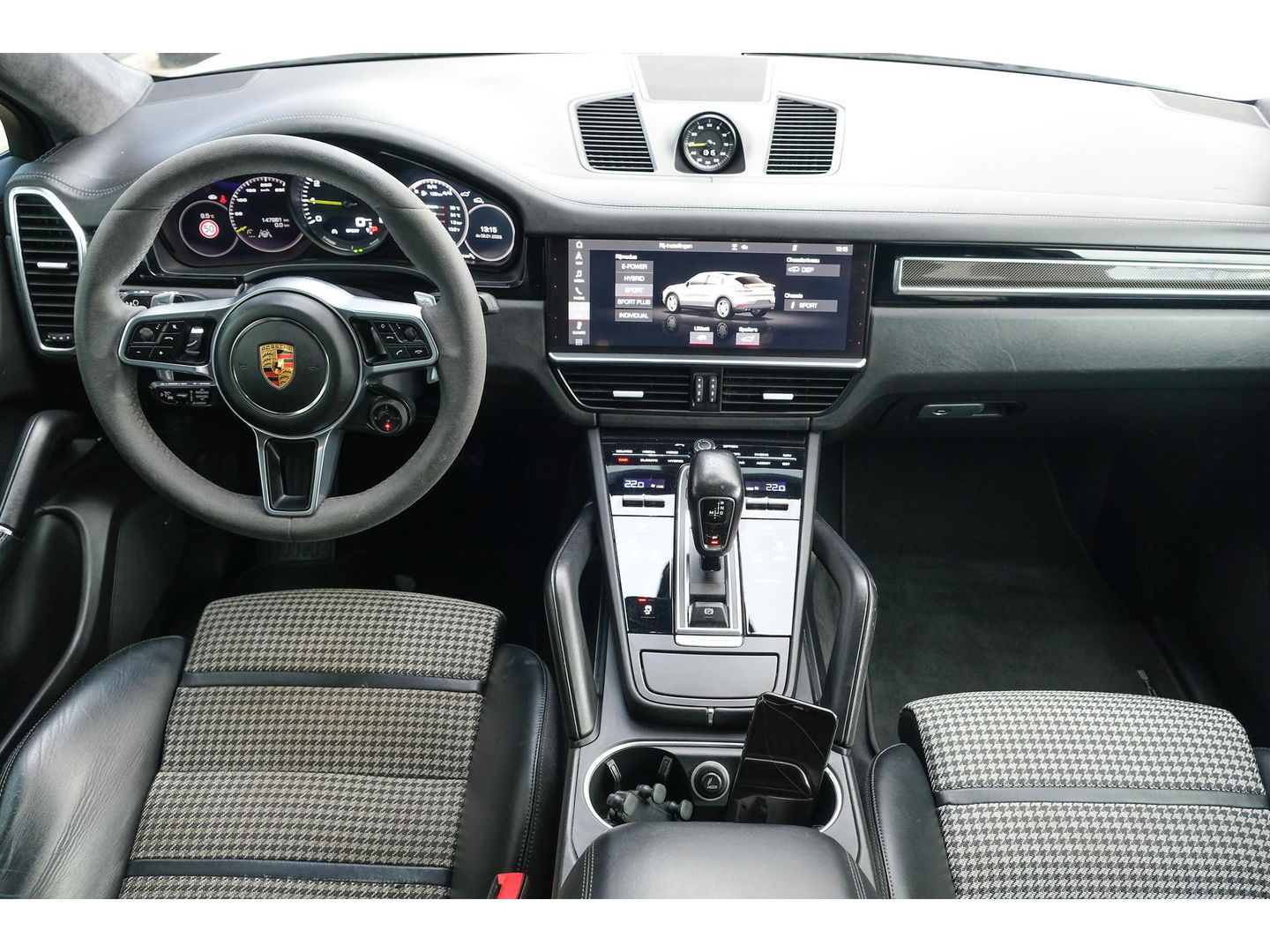 Porsche Cayenne Coupé 3.0 E-Hybrid 462PK Krijtgrijs SportDesign Luchtvering Lightweight Package Carbon Dak 4-wielsturing NLauto