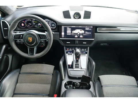 Porsche Cayenne Coupé 3.0 E-Hybrid 462PK Krijtgrijs SportDesign Luchtvering Lightweight Package Carbon Dak 4-wielsturing NLauto