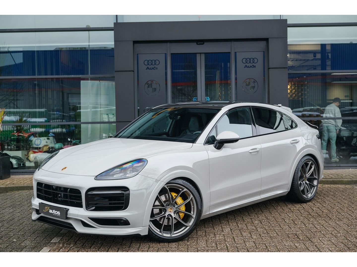Porsche Cayenne Coupé 3.0 E-Hybrid 462PK Krijtgrijs SportDesign Luchtvering Lightweight Package Carbon Dak 4-wielsturing NLauto