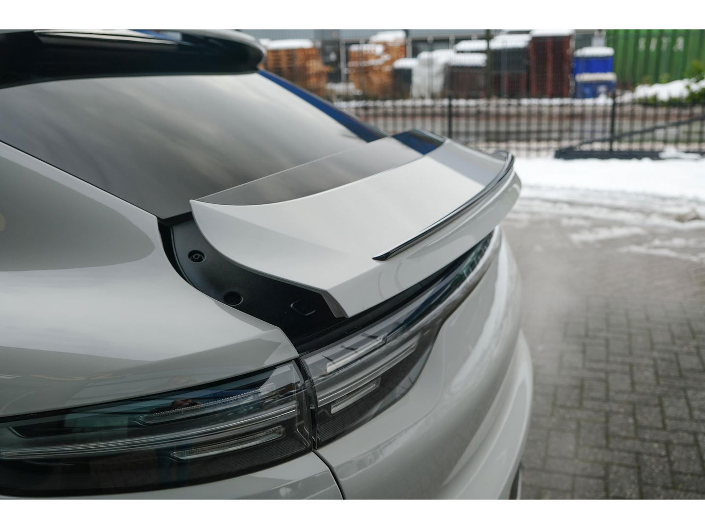 Porsche Cayenne Coupé 3.0 E-Hybrid 462PK Krijtgrijs SportDesign Luchtvering Lightweight Package Carbon Dak 4-wielsturing NLauto