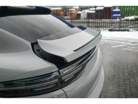 Porsche Cayenne Coupé 3.0 E-Hybrid 462PK Krijtgrijs SportDesign Luchtvering Lightweight Package Carbon Dak 4-wielsturing NLauto